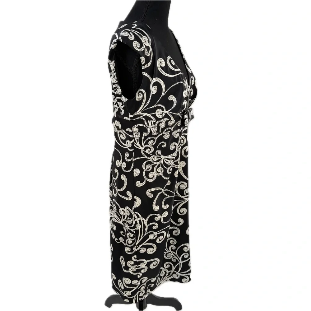 DONNA RICCO New York Black/White Scroll Design Bow Front Sheath Dress Size 12